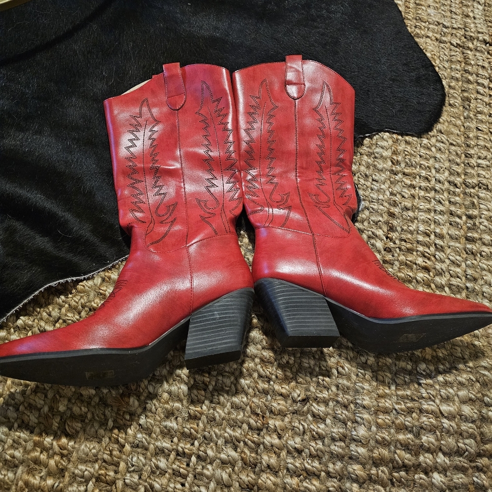 Red boots - Picture 3 of 3